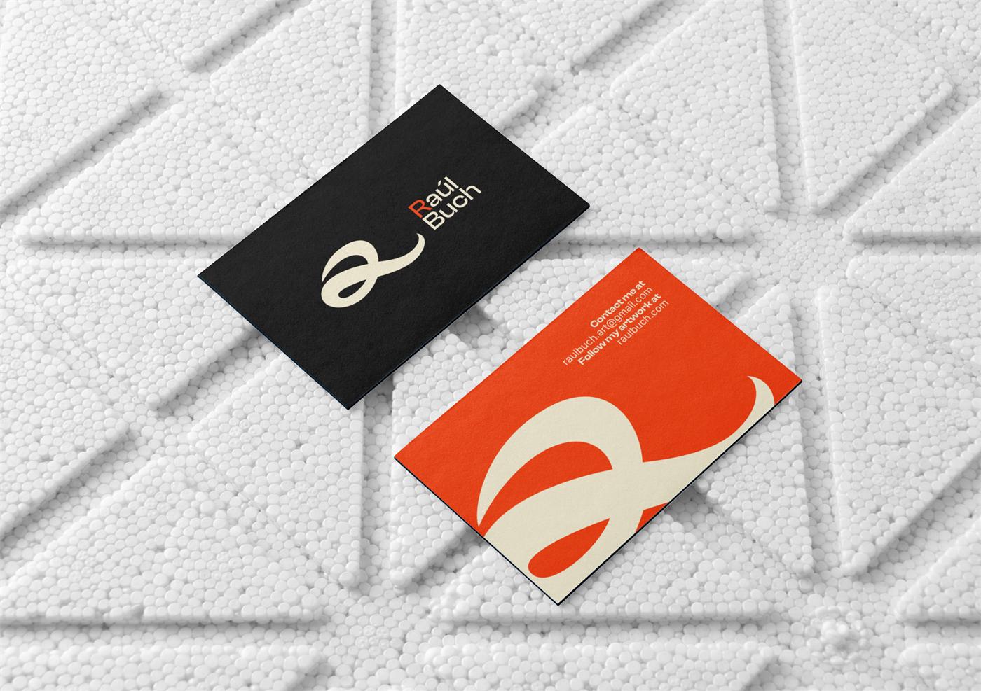 Tarjetas de visita de Raúl Buch en negro y naranja con la R caligráfica