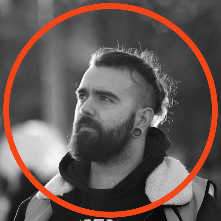 Retrato de Raúl Buch en blanco y negro dentro de un círculo naranja