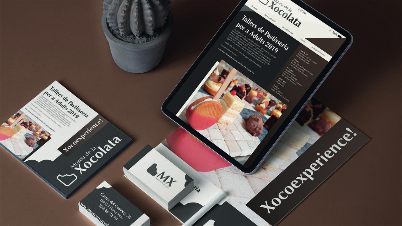 Flyer, tarjetas y tableta con la comunicación del Museu de la Xocolata